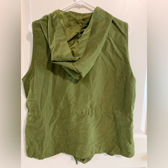 SHEIN 1XL Vest/top With hoodie, hunter green color, sleeveless, P2P 24 - Picture 2 of 3